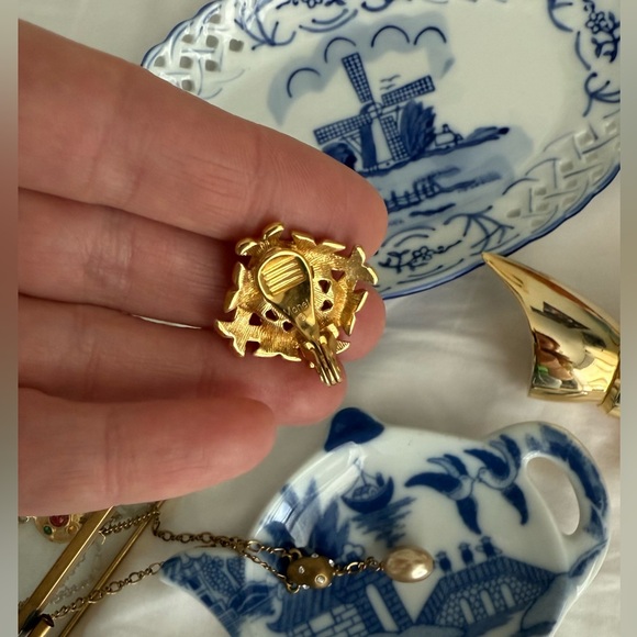 MONET vintage clips earrings- excellent condition - Picture 2 of 11